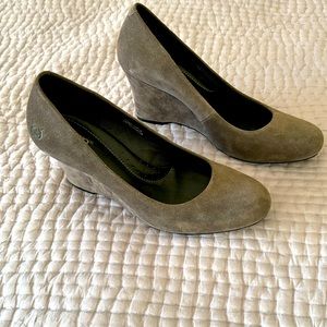 NEW WITH TAG WEDGE SUEDE GRAY SLIP ON SHOE SIZE 8 MED